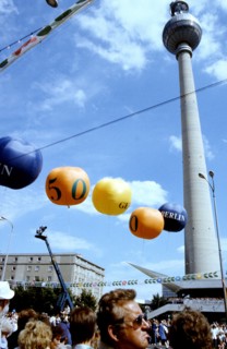 Rund 700.000 Ost-Berliner verfolgen am 04.07.1987 an der Karl-Liebknecht-Straße den Umzug zum