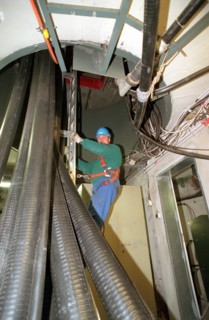 Im Berliner Fernsehturm am Alexanderplatz überprüft ein angegurteter Ingenieur am 11.11.97 die Ummantelungen der Kabelstränge für die Antennenanlagen