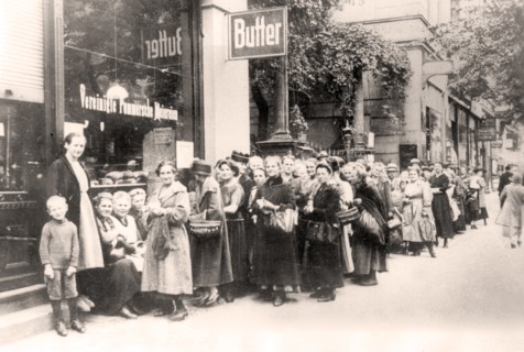 Women and children queue for food in Berlin, Germany, in 1917