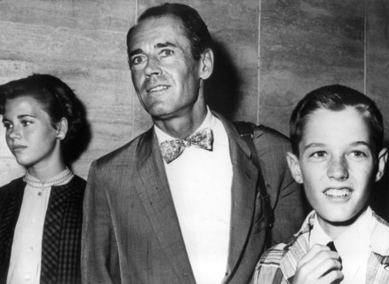 Der amerikanische Schauspieler Henry Fonda am Rande der Dreharbeiten zu dem Film "Krieg und