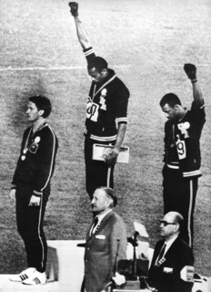 Die US-amerikanischen Läufer Tommie Smith und John Carlos, die bei den Olympischen Sommerspielen in