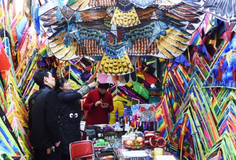(180228) -- YIWU, Feb. 28, 2018 () -- A businessman selects kites at the international trade city