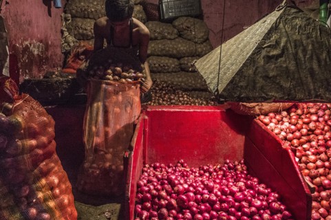 KOLKATA, Sept. 26, 2019 () -- A laborer works at an onion wholesale market in Kolkata, India, Sept