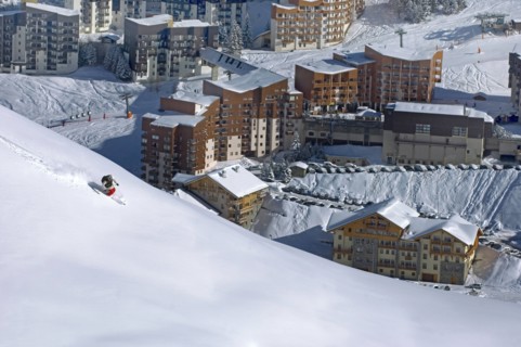 Skifahrer im Skigebiet von Les Ménuires, Frankreich | ski resort of Les Ménuires, north Alps