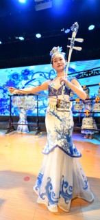 Instrument de musique traditionnel chinois en porcelaine