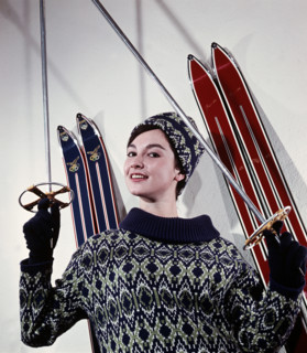 Ein Model präsentiert eine aktuelle Strickkollektion für den Winter 1961 / 1962. Foto: Berliner