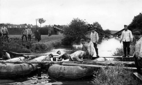 Bau einer Behelfsbrücke bei Graslitz (heute: Kraslice in Tschechien) durch die Deutsche Wehrmacht -
