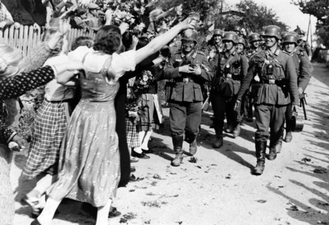 Das Motiv aus der nationalsozialistischen Propaganda zeigt die Begrüßung der einmarschierenden