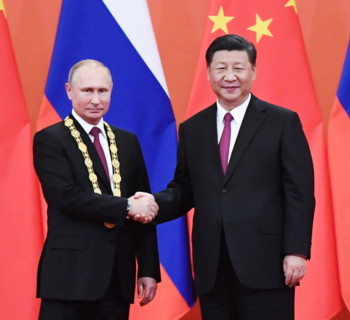 (180608) -- BEIJING, June 8, 2018 () -- Chinese President Xi Jinping awards his Russian counterpart