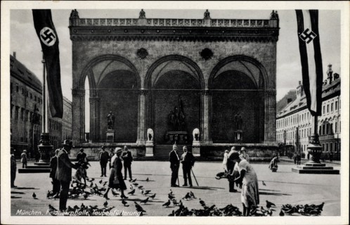 München, Feldherrnhalle, Passanten, Taubenfütterung