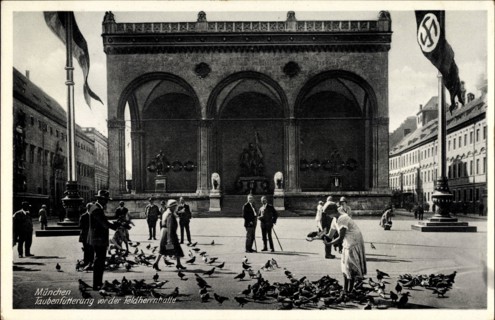 München Bayern, Taubenfütterung vor der Feldherrnhalle