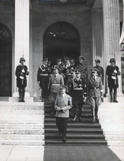 Adolf Hitler verläßt den sog. "Führerbau" in München nach der ersten Besprechung während der