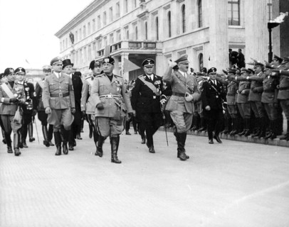 Benito Mussolini und Adolf Hitler auf dem Königsplatz in München am 25. September 1937(im