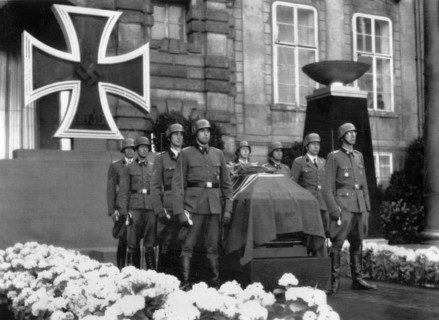 Nach der Ermordung durch tschechische Widerstandskämpfer halten SS-Männer Ehrenwache am Sarg