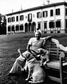 *11.07.1934- Modeschöpfer, Designer, Italien Porträt mit Hunden vor seinem Palazzo in der Nähe von