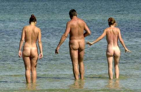 Naturiste sur la plage du camping Regenbogen-Ressort à Prerow