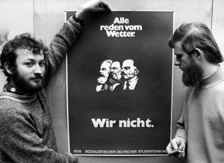 Ulrich Bernhardt déroulant son affiche du SDS (Sozialistischer Deutscher Studentenbund), en 1968