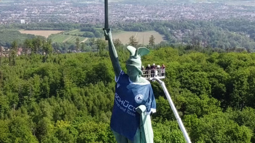 The Hermannsdenkmal is wearing the jersey of the DSC Arminia Bielefeld soccer club
