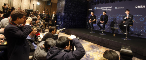 (160309) -- SEOUL, March 9, 2016 () -- South Korean professional Go player Lee Sedol (1st R) and