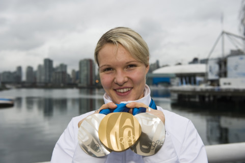 Eisschnelllaeuferin Stephanie BECKERT, GER, zeigt Ihre drei Medaillen, eine Goldmedaille und zwei
