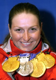 Die kroatische alpine Skirennläuferin Janica Kostelic präsentiert bei der Siegerehrung auf der