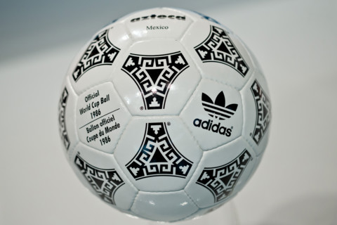 Der offizielle Ball "Azteca Mexico" der Fußball-Weltmeisterschaft in Mexiko 1986, ist am 08.05.2014