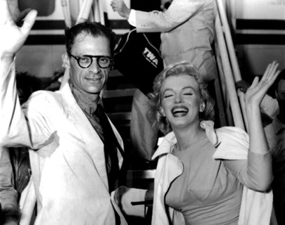 Die US-amerikanische Schauspielerin Marilyn Monroe und ihr frischgetrauter Ehemann, der Dramatiker