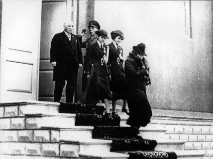 Reza Shah le Grand, Tadj el Molouk et leurs filles sortent pour la première fois sans porter le voile