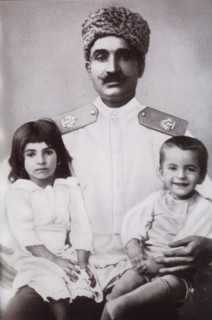 Reza Shah le Grand, prince Mohammed Reza et sa soeur jumelle, la princesse Ashraf