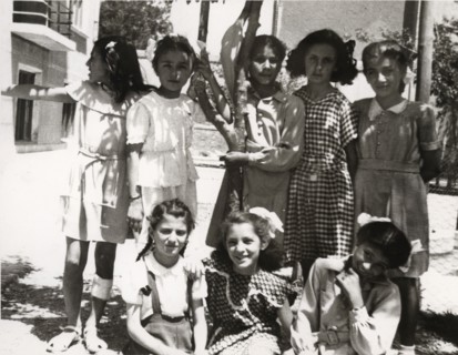 Farah Diba à l'école italienne de Téhéran