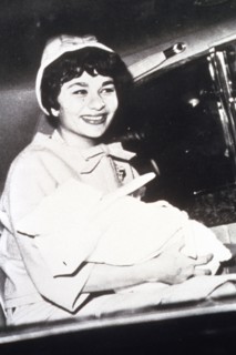 Farah Pahlavi et son fils aîné Reza à la sortie de l'hôpital, Octobre 1960