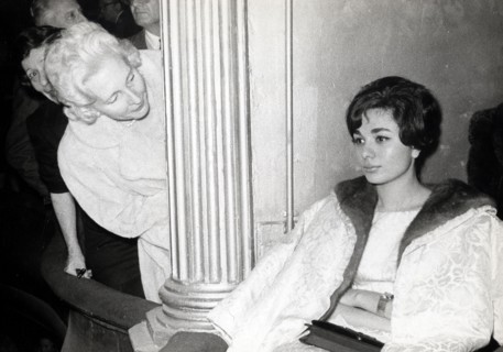 Farah Diba fiancée au Shah d'Iran Mohammed Reza Pahlavi. Dans une loge à l'Opéra de Paris, Paris 1959