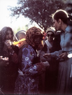 Farah Pahlavi chez les lépreux, ville de Machad