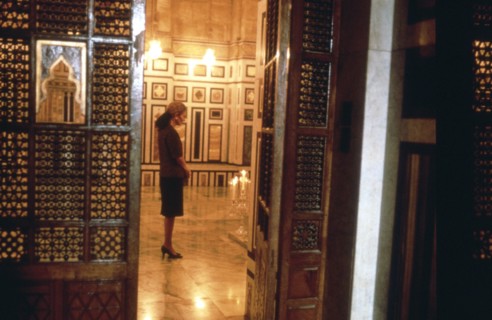 Farah Pahlavi devant le cercueil de son mari Mohammed Reza Shah Pahlavi