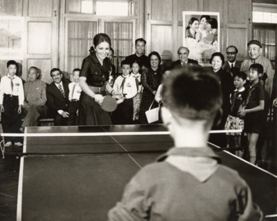 Farah Pahlavi, visite dans une école