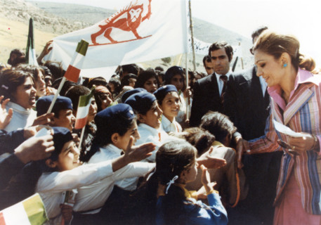 Farah Pahlavi en visite officielle