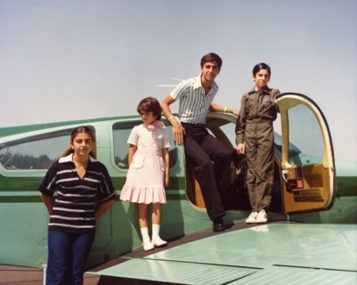 Ali Reza Pahlavi en tenue de pilote avec ses frères et soeurs.