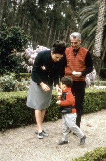 Farah Pahlavi, son mari Mohammed Reza Shah Pahlavi et leur fils Reza (1962)