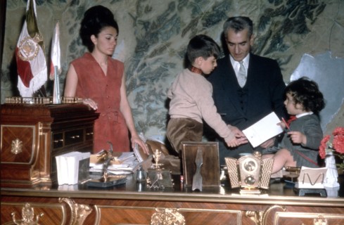 Mohammed Reza Shah Pahlavi, Farah Pahlavi et leurs enfants qui envahissent son bureau (1964)