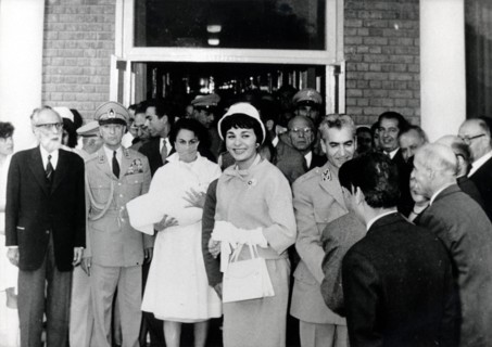Farah Pahlavi sort de la maternité après la naissance de son premier fils Reza (1960)