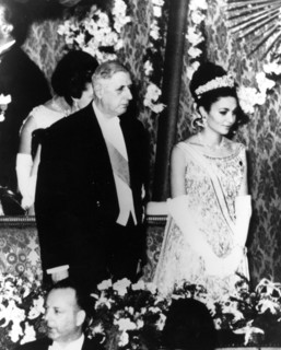 Farah Pahlavi et le Général de Gaulle lors d'un voyage à Paris, 1961