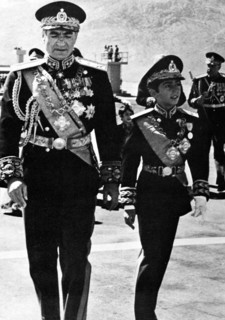Mohammed Reza Shah Pahlavi et son fils Reza lors des cérémonies du couronnement, 1967