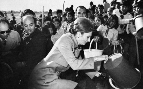 Farah Pahlavi en voyage en province