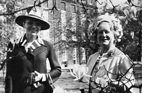 Farah Pahlavi et la reine mère Elisabeth  à Ascot