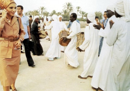 Farah Pahlavi en vacances à l'île de Kish, 1975