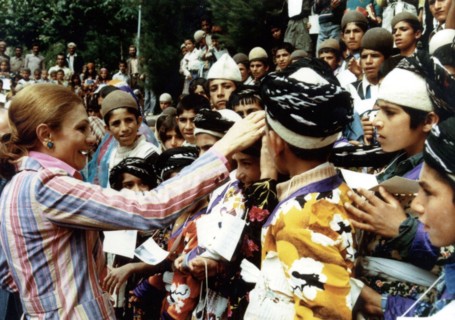 Farah Pahlavi en visite en province