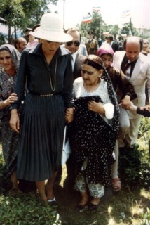 Farah Pahlavi en visite en province