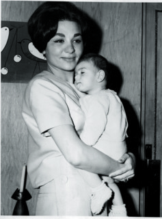 Farah Pahlavi et son fils ainé Reza - 1960