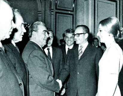 Leonid Brejnev, Aleksei Kossyguine  et Nikolai Podgorny reçoivent Mohammed Reza Shah Pahlavi et Son épouse Farah à Moscou