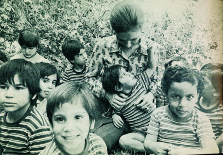 Farah Pahlavi - visite dans un orphelinat